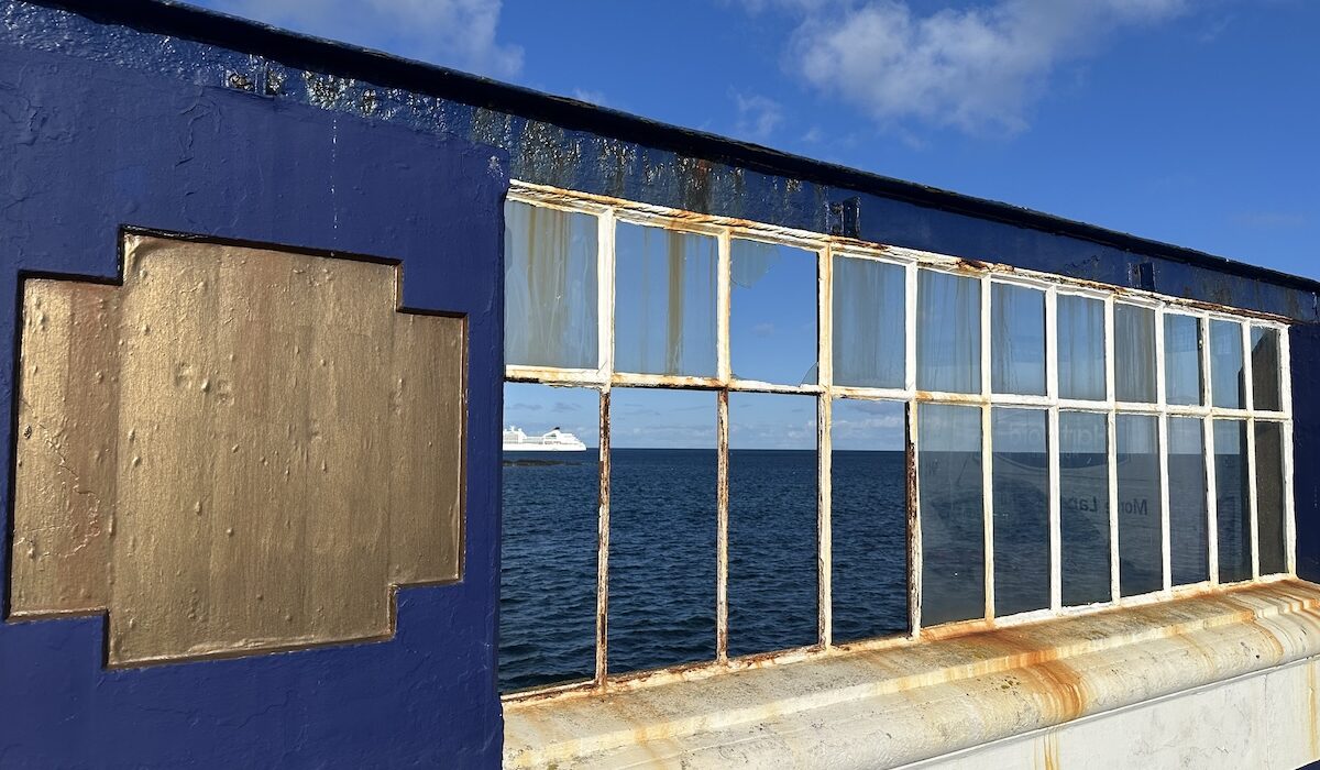 Rusty Window Coast Broken Windows, No Paint & Rust - First Impressions Count - Manx.News